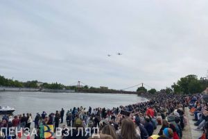 На авиашоу в Пензе пилоты выполнили сложные воздушные фигуры