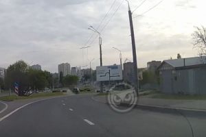 Опубликовано видео с моментом опрокидывания автомобиля на улице Карпинского в Пензе