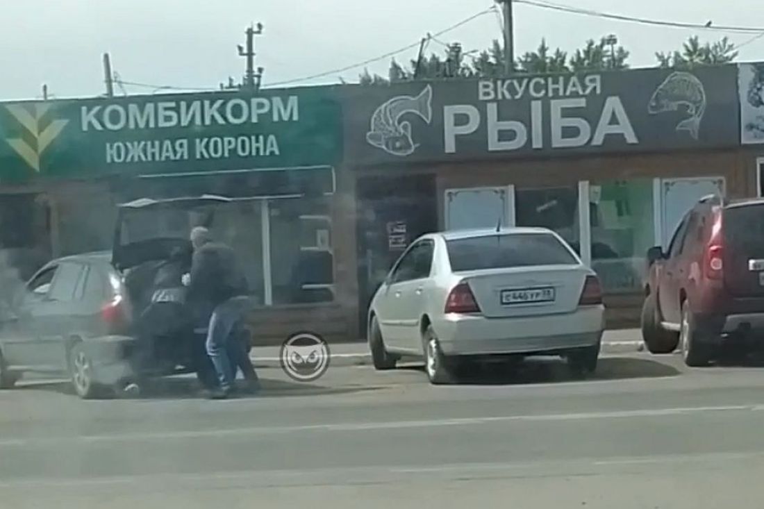 В Пензе сняли на видео, как мужчину запихивают в багажник легкового  автомобиля