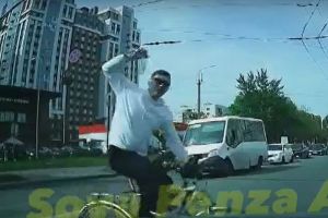 В Пензе нарушитель ПДД метнул пластиковую бутылку в лобовое стекло автомобиля