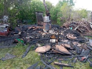 В Каменском районе сгорела дощатая баня