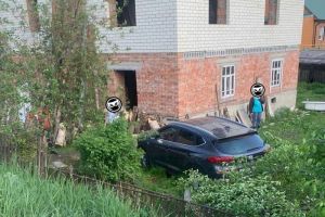 Автомобиль вылетел с дороги в Пензе в чужой огород