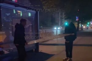 В Пензе вандалы сняли на видео, как разбивают стекло автобусной остановки