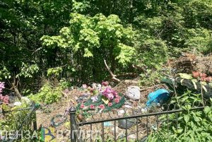 На сердобском кладбище мусор сваливают рядом с могилами