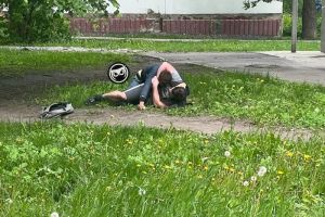 В Пензе на видео сняли борьбу на траве