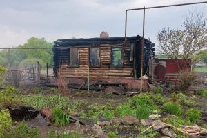 Названа возможная причина пожара в Лопатинском районе, во время которого погиб пенсионер