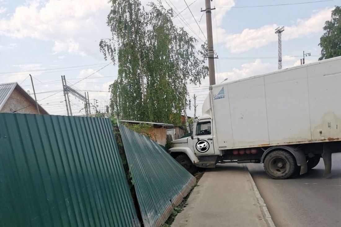 В Пензе грузовик протаранил ограждение домовладения