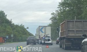 На трассе М5 в Пензе образовалась пробка из-за ДТП с такси