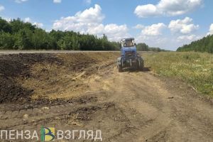 В Лопатинском районе трактор перевернулся вместе с водителем