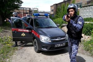 Росгвардейцы задержали двух мужчин, ударивших пассажира автобуса