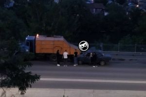 В Пензе медики и спасатели прибыли к месту столкновения легковой машины с мусоровозом