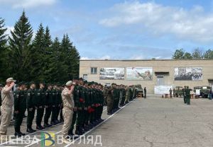 Председатель организации «Солдатская мать» Ольга Клейменова напутствовала пензенских призывников