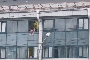 В пензенском дворце спорта мальчик сидел на 4 этаже здания, свесив ноги из окна