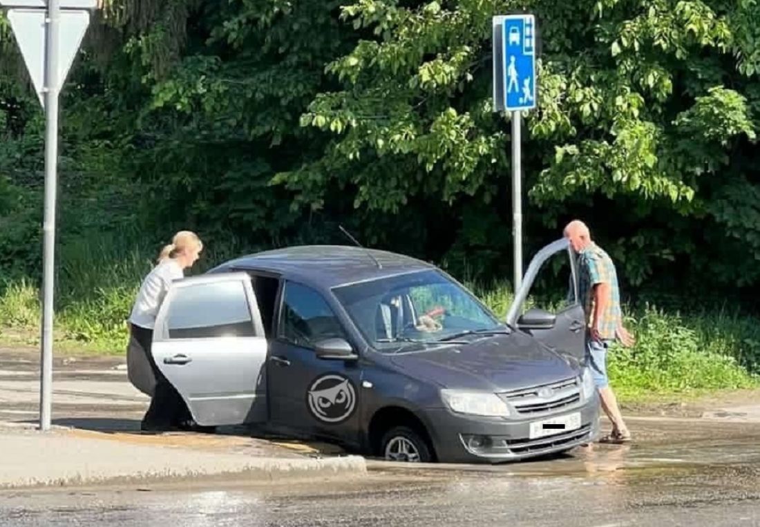 На пензенском перекрестке машина застряла в огромной яме