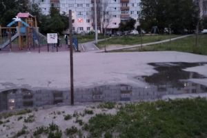 Детскую площадку в пензенском микрорайоне Шуист залило нечистотами