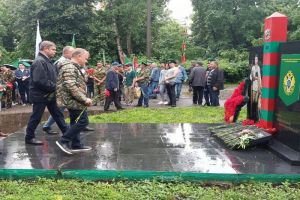 В Пензе в День пограничника возложили цветы к памятнику
