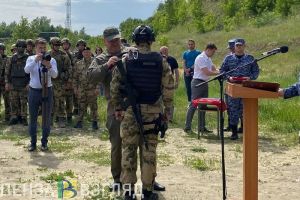 Олег Мельниченко наградил росгвардейцев, выполнявших задачи в зоне СВО