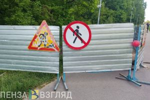 В Пензе на улице Тарханова уже неделю бьет «гейзер»