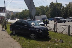 В Пензе иномарка протаранила забор и едва не сбила информационный щит