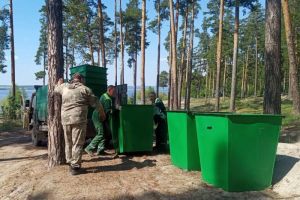 На берегу Сурского водохранилища установили  7 мусорных контейнеров