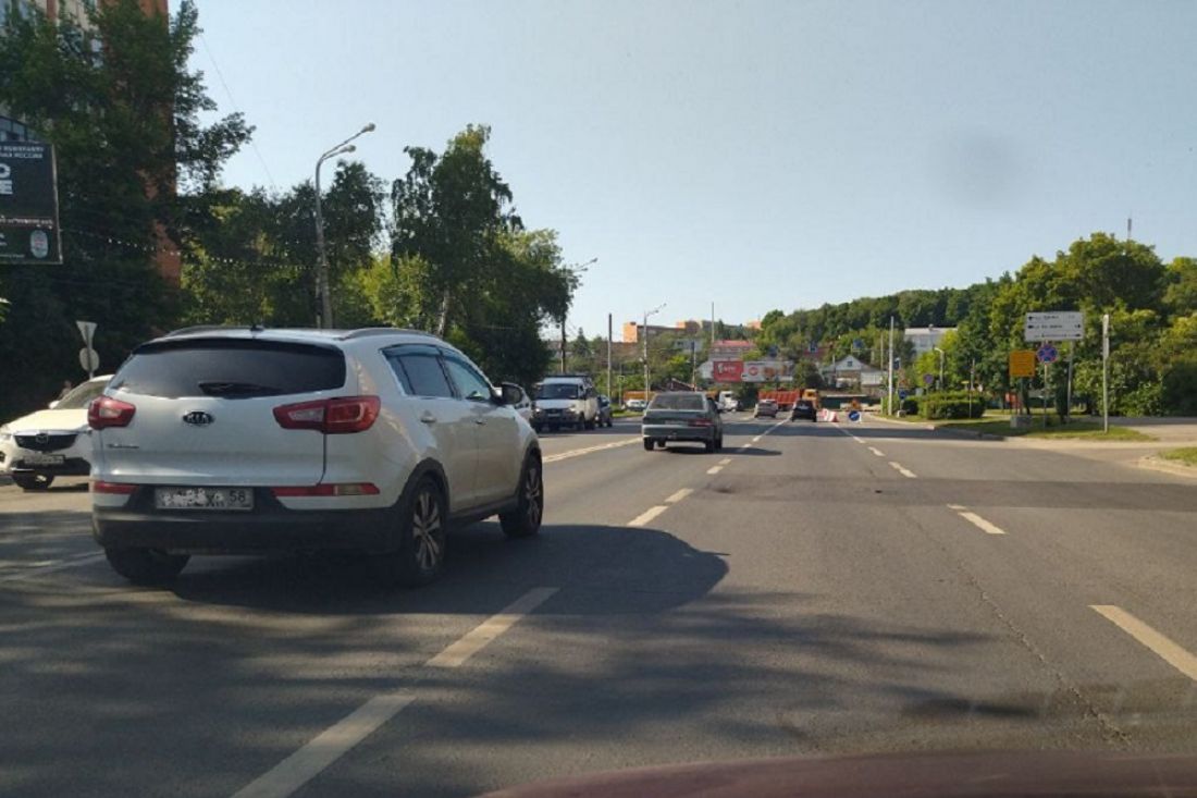 На улице Кулакова в Пензе снова образовалась яма на проезжей части