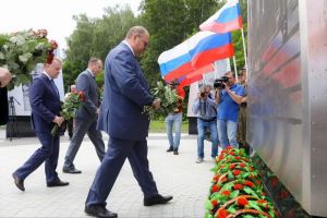 Олег Мельниченко возложил цветы к стеле «Пенза — Город трудовой доблести»