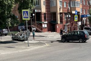 В Пензе автомобиль перевернулся на крышу