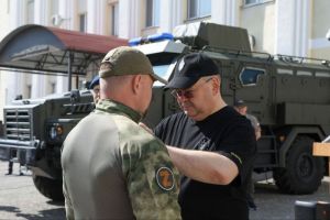 Олег Мельниченко вручил офицерам СОБРа награды