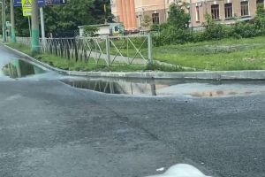 На ремонтируемом участке улицы Пушкина в Пензе из-под асфальта потекла вода