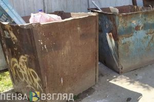 Жители Никольска возмущены огромным количеством мусора у детской площадки
