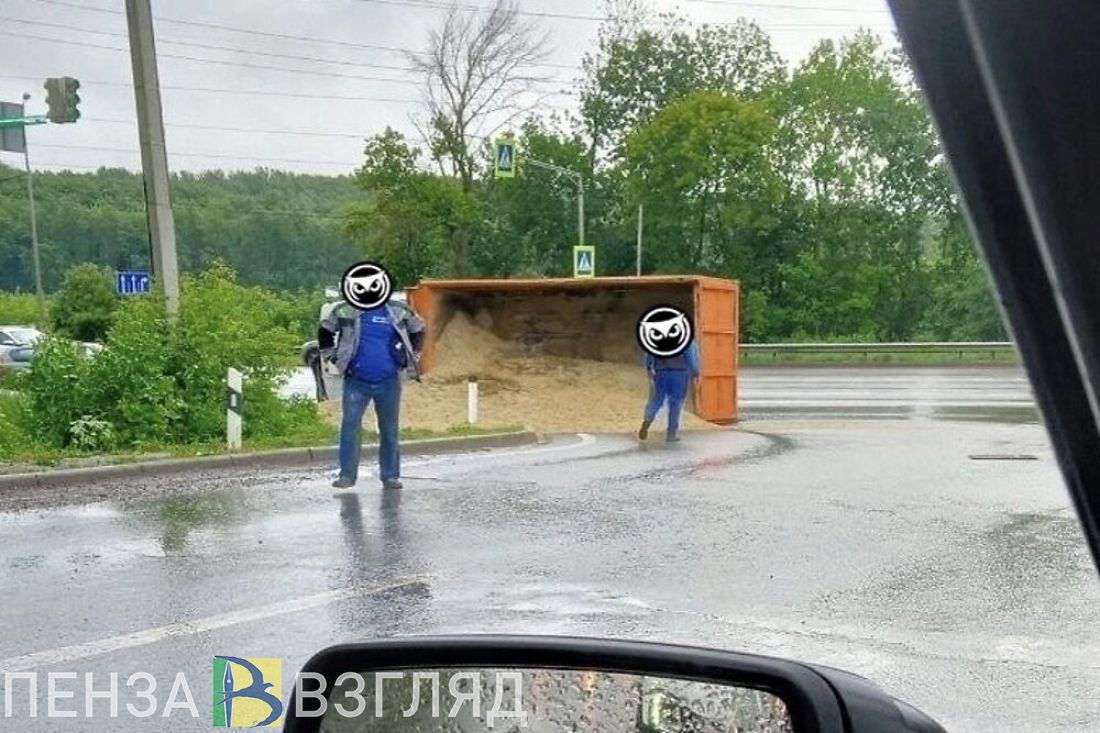 В пензенской Заре опрокинулась машина с песком