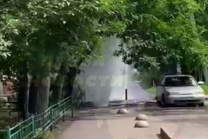 На Коммунистической улице в Пензе забил мощный «гейзер»