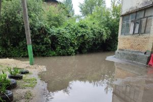 Пензенец пожаловался на залитый канализационными стоками выезд из дома
