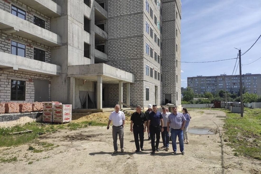 Александр Гришаев оценил ход работ по строительству медучреждений в Кузнецком районе