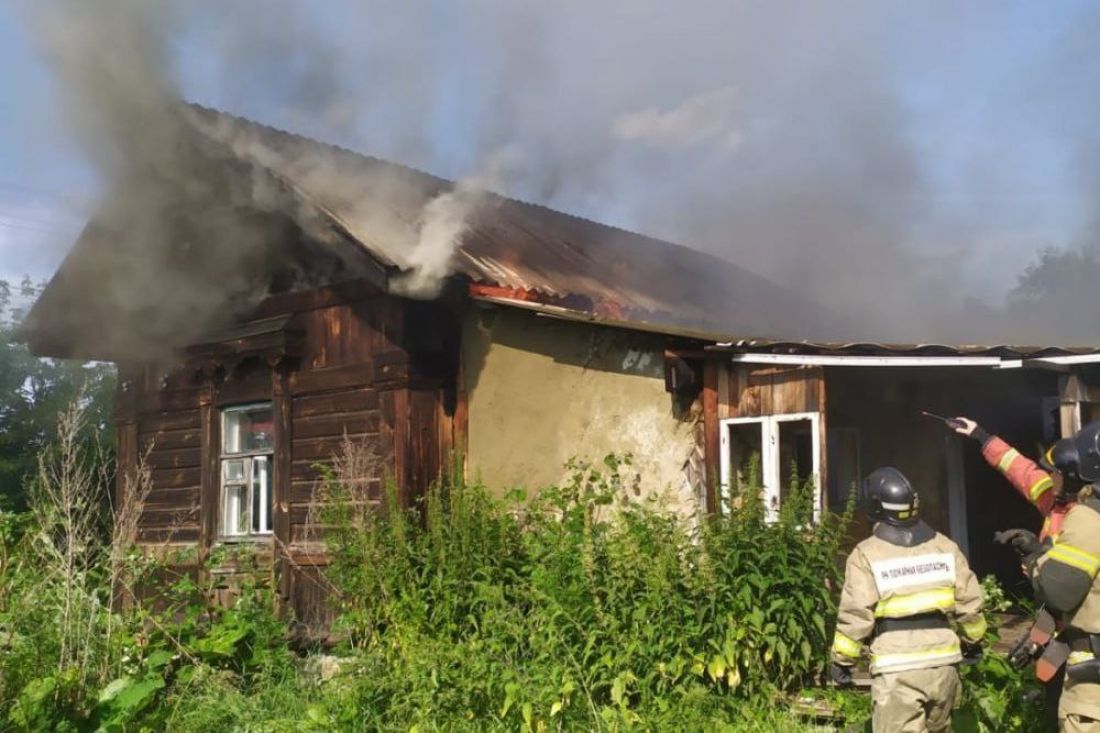 В пензенском районе Арбеково сгорел деревянный дом