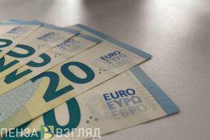 На бирже курс евро превысил 100 рублей