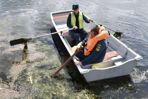 В Пензе очистили водную гладь около набережной реки Суры