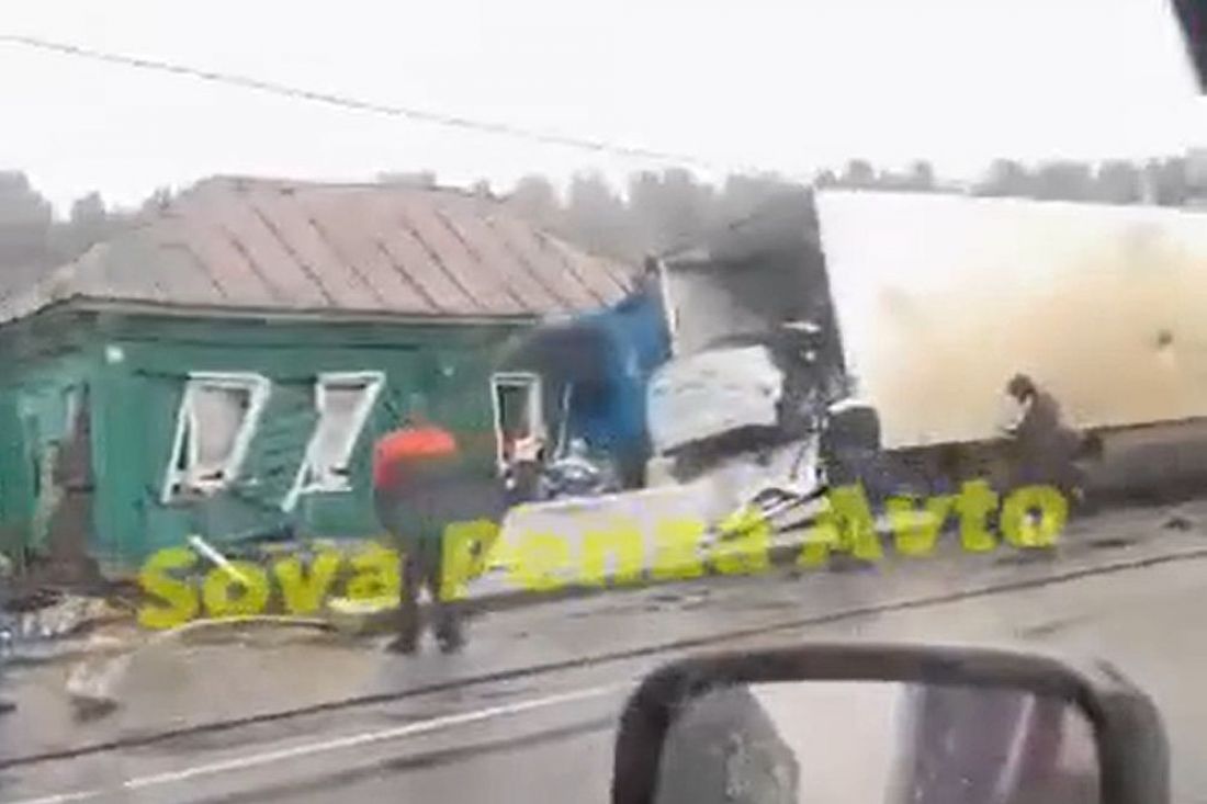 На трассе в Пензенской области фура врезалась в частный дом