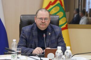 Мельниченко поручил активнее привлекать «управляйки» к общению с жителями в соцсетях