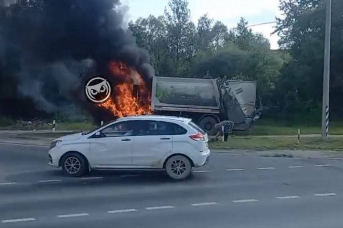 В Пензе на видео сняли горящий мусоровоз