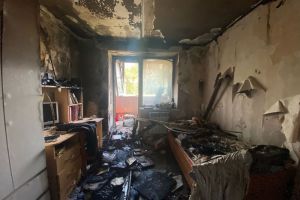 Появились фото обгоревшей в Каменке квартиры
