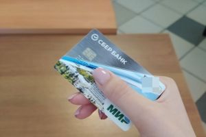В Заречном мужчина тратил деньги с утерянной банковской карты подростка