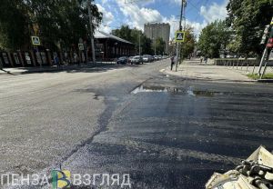 Пензенец удивился, что битум для укладки асфальта льют прямо в лужи
