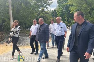 Мельниченко проверил, как продвигается ремонт сквера Яблочкова в Сердобске