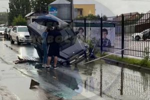 В Пензе на улице Терновского машины проваливаются в глубокую яму