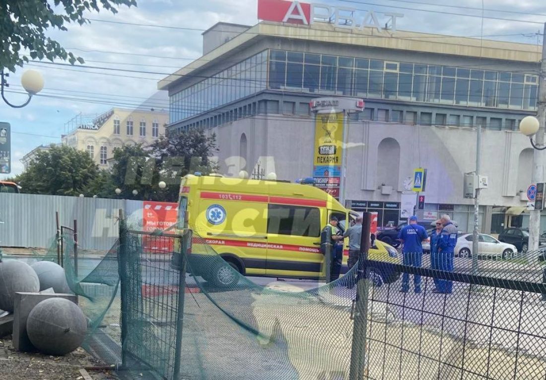 В Пензе возле ТЦ «Арбат» произошла авария с двумя автомобилями