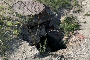 Жительница Никольска опасается, что в огромную дыру в асфальте провалятся дети