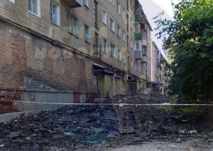 В Пензе к дому на проспекте Победы трудно пройти из-за горы строительного мусора