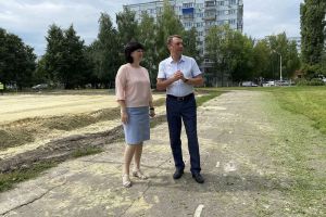 Олег Ягов оценил ход строительства спортплощадки на территории школы № 11 в Пензе