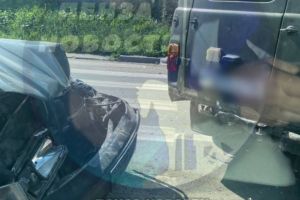 В Пензе легковой автомобиль смяло после столкновения с «буханкой»